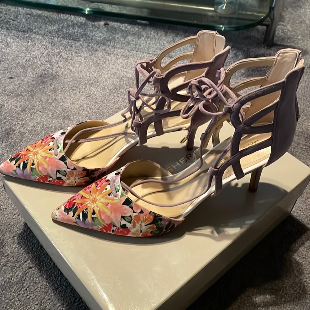 Marc Fisher lace up suede pump. Light purple size 11